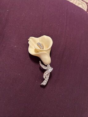 Vintage Cream Calla Lily Brooch with Crystal Stem – Elegant Floral Accent